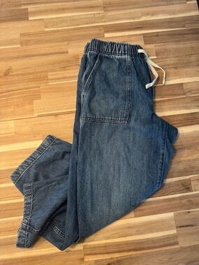 GAP Pull-On style barrel denim in size medium